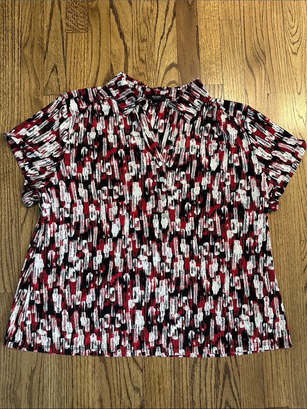 NWOT- Alfani Red Black White Short Sleeve V-Neck Blouse. Size 3X